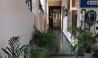 Fabhotel Crown Inn