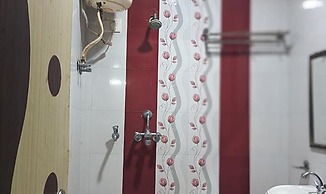 Fabhotel Crown Inn