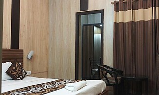 Fabhotel Crown Inn