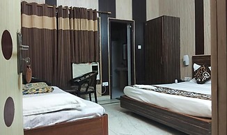 Fabhotel Crown Inn