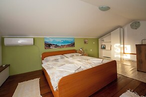Hill Pool House, Kaštel Kambelovac Retreat