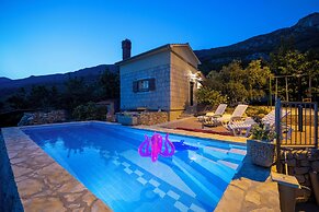 Hill Pool House, Kaštel Kambelovac Retreat