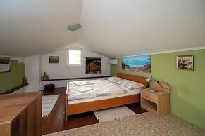 Hill Pool House, Kaštel Kambelovac Retreat