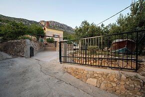 Hill Pool House, Kaštel Kambelovac Retreat