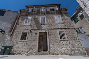 Kira, One Bedroom Apartment In Old Town