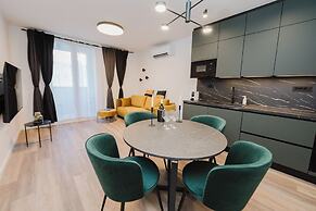 Koi Deluxe, Urban Two Bedroom Oasis