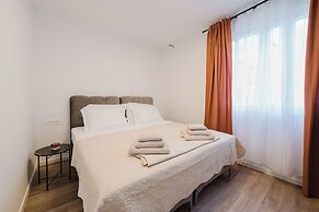 Koi Deluxe, Urban Two Bedroom Oasis