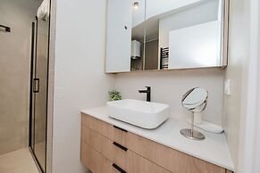 Koi Deluxe, Urban Two Bedroom Oasis