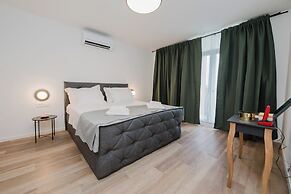 Koi Deluxe, Urban Two Bedroom Oasis