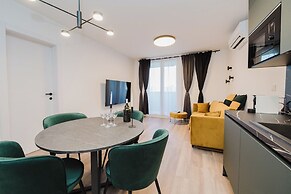 Koi Deluxe, Urban Two Bedroom Oasis