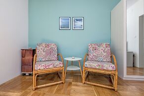 Lady, Cute Studio In Quiet Area