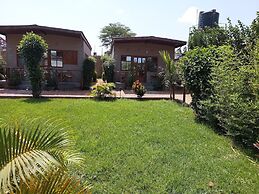 Emirishoi Cottages & Garden Bistro