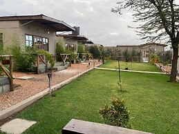 Emirishoi Cottages & Garden Bistro