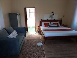 Emirishoi Cottages & Garden Bistro