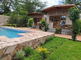 Emirishoi Cottages & Garden Bistro
