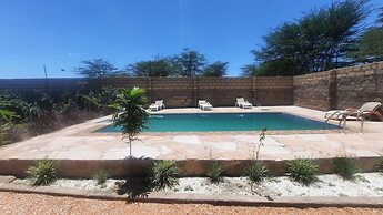 Emirishoi Cottages & Garden Bistro