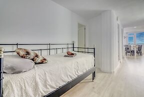 Spacious Central Apt w Private Parking Ocean View