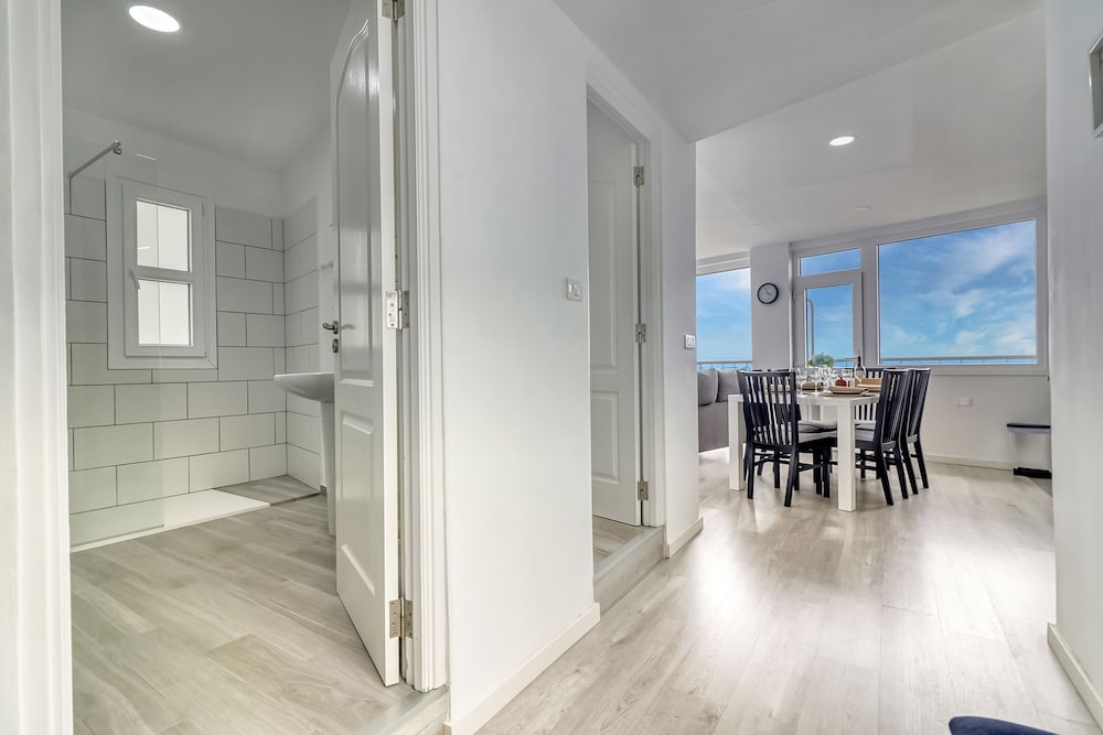 Spacious Central Apt w Private Parking Ocean View