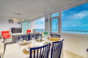 Spacious Central Apt w Private Parking Ocean View