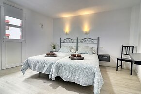 Spacious Central Apt w Private Parking Ocean View