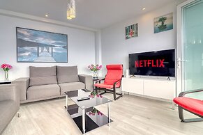 Spacious Central Apt w Private Parking Ocean View