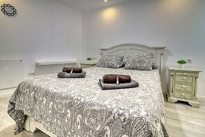 Spacious Central Apt w Private Parking Ocean View