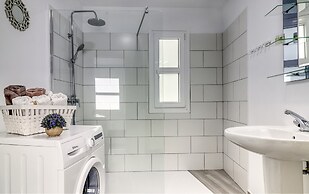 Spacious Central Apt w Private Parking Ocean View