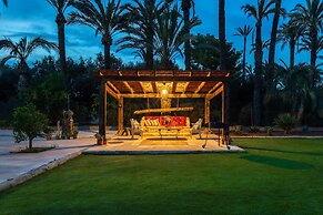 Historical Palms Villa by Fidalsa