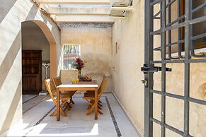 Historical Palms Villa by Fidalsa