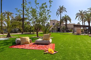 Historical Palms Villa by Fidalsa