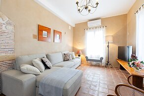 Historical Palms Villa by Fidalsa