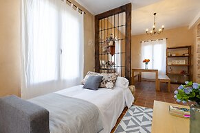 Historical Palms Villa by Fidalsa