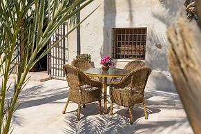 Historical Palms Villa by Fidalsa