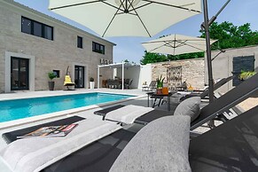 Designer Villa Simone - Modern Heritage Style