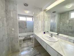 House Pauline 3 bed Poolside Private Garden M-5