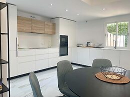 Modern 3 Bedroom Pool Access Apartment F-7