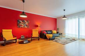 Spacious Lisbon Haven w Lift Garage