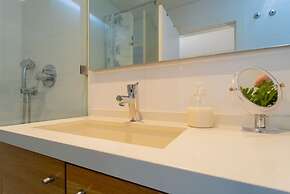 Spacious Lisbon Haven w Lift Garage