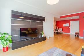 Spacious Lisbon Haven w Lift Garage
