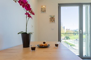 Spacious Lisbon Haven w Lift Garage