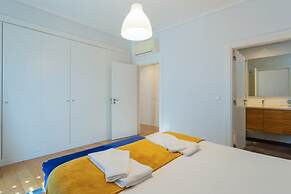 Spacious Lisbon Haven w Lift Garage