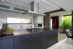 Muscat 3-bedroom Villa With Beach Access