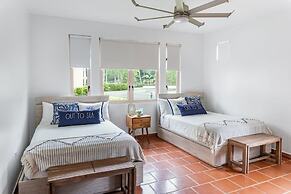 Upscale Villa in Gated Community Beach Access Yari