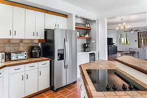Upscale Villa in Gated Community Beach Access Yari
