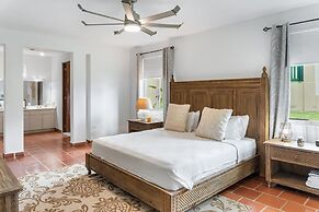 Upscale Villa in Gated Community Beach Access Yari