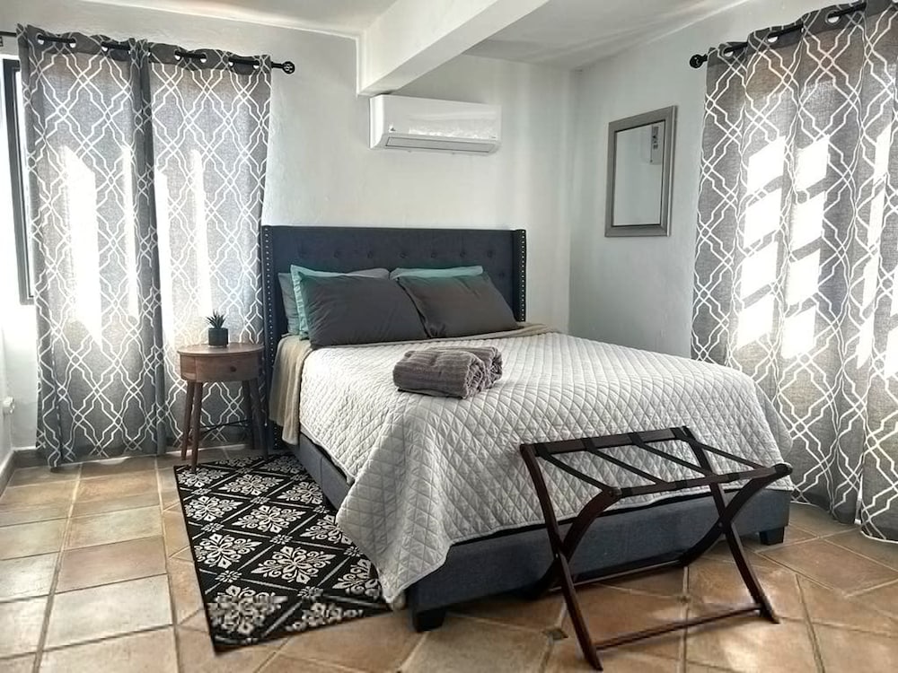 4 BR Kikita Beach Villa Oceanfront w Pool