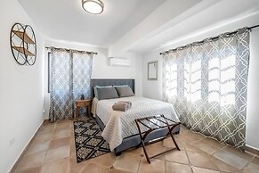 4 BR Kikita Beach Villa Oceanfront w Pool