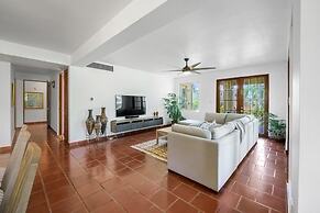 Quaint Villa Beach Access Elina