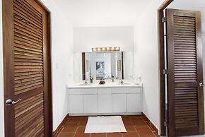 Quaint Villa Beach Access Elina