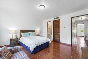 Quaint Villa Beach Access Elina